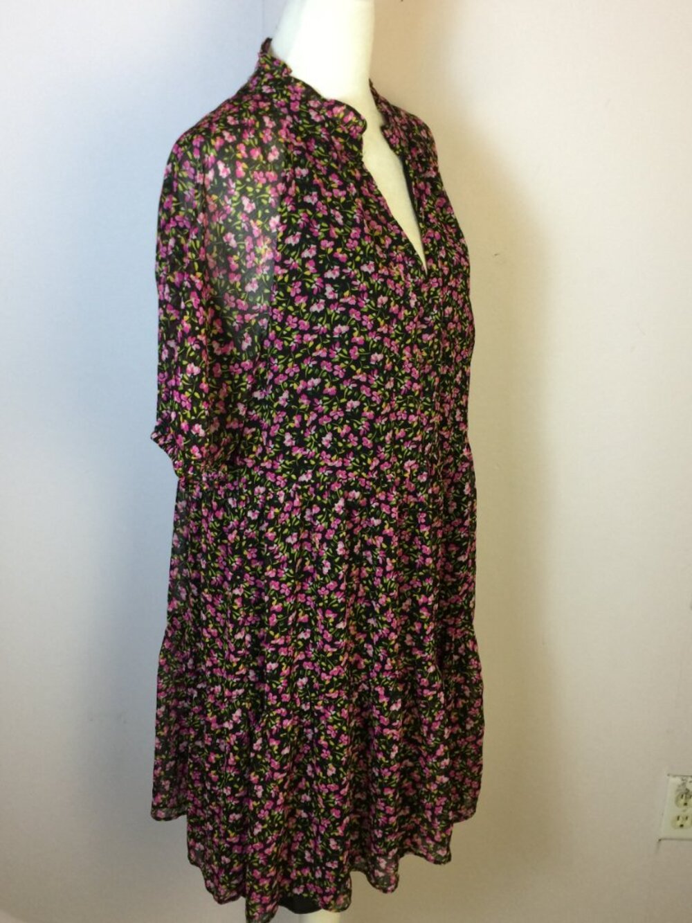 CeCe Mini Dress Size M Womans Black Pink Floral Print V-Neck Tiered Short Sleeve - Picture 2 of 13